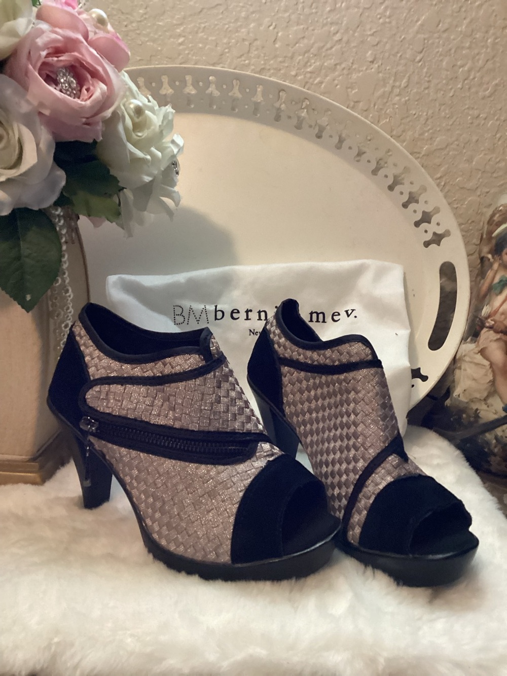 Bernie Mev. Taupe Woven Peep-Toe Heels with Black Trim and Side Zipper. Size37/6